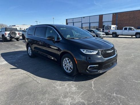Used 2025 Chrysler Pacifica Select FWD image 5