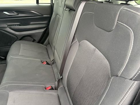 Used 2023 Jeep Grand Cherokee Laredo AWD/4WD image 36