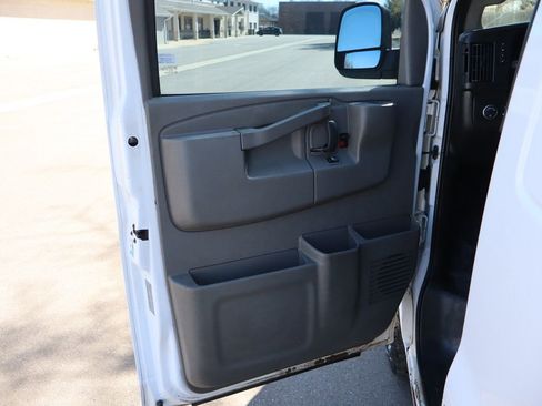 Used 2016 Chevrolet Express 2500 image 22