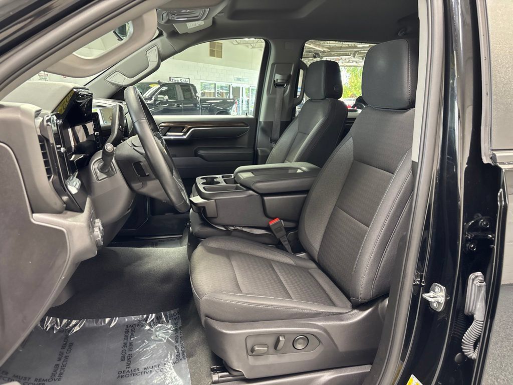Used 2024 Chevrolet Silverado 1500 LT AWD/4WD image 9