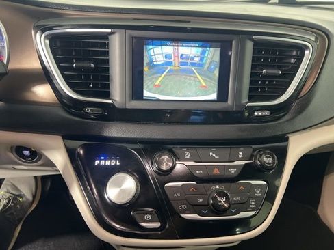 Used 2019 Chrysler Pacifica Touring-L image 23