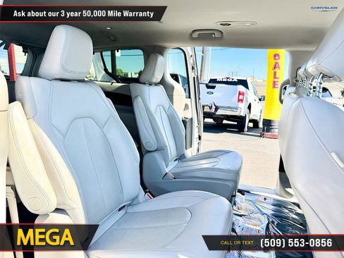 Used 2018 Chrysler Pacifica Touring-L FWD image 17