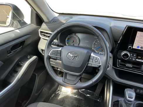 Used 2024 Toyota Highlander LE image 11