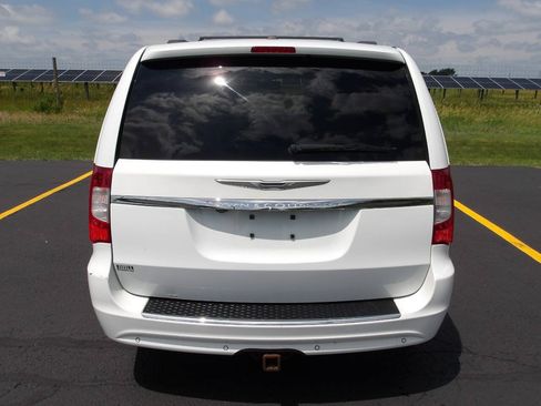 Used 2014 Chrysler Town & Country Touring-L w/ Trailer Tow Group FWD image 4