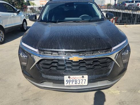 Used 2025 Chevrolet Trax LT FWD image 1