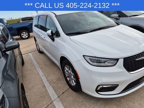Used 2023 Chrysler Pacifica Touring-L image 17