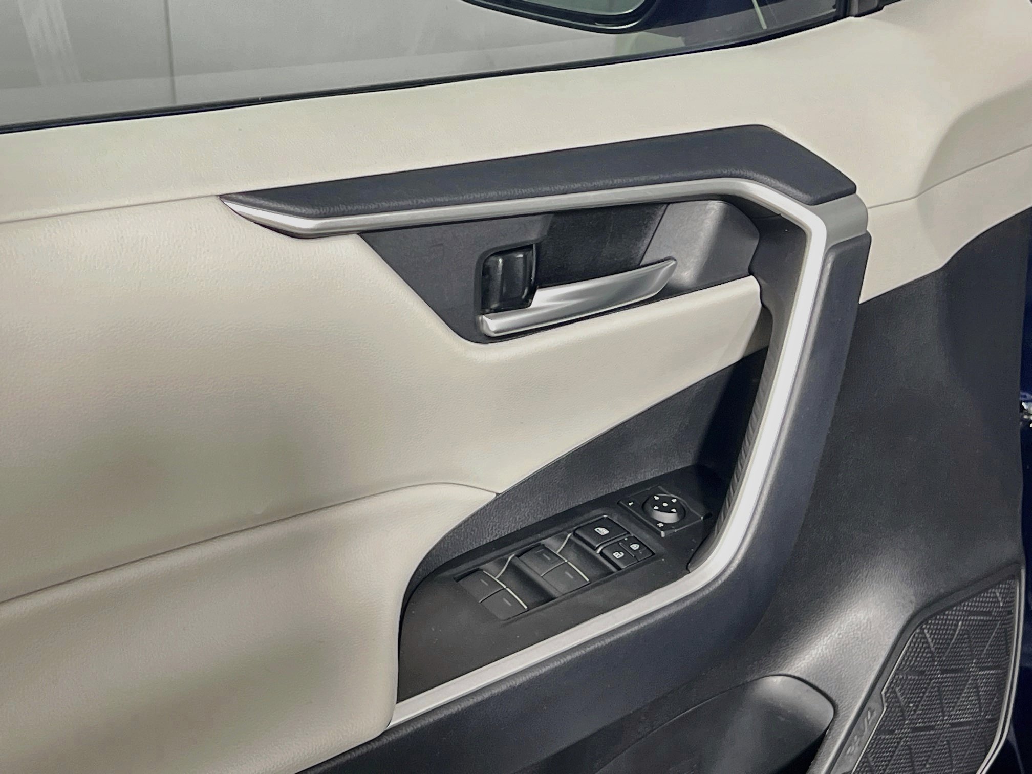 Used 2025 Toyota RAV4 XLE w/ Convenience Package FWD image 17