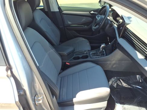 Certified 2025 Volkswagen Jetta SE FWD image 10