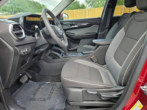 Used 2025 Chevrolet TrailBlazer LT FWD image 17