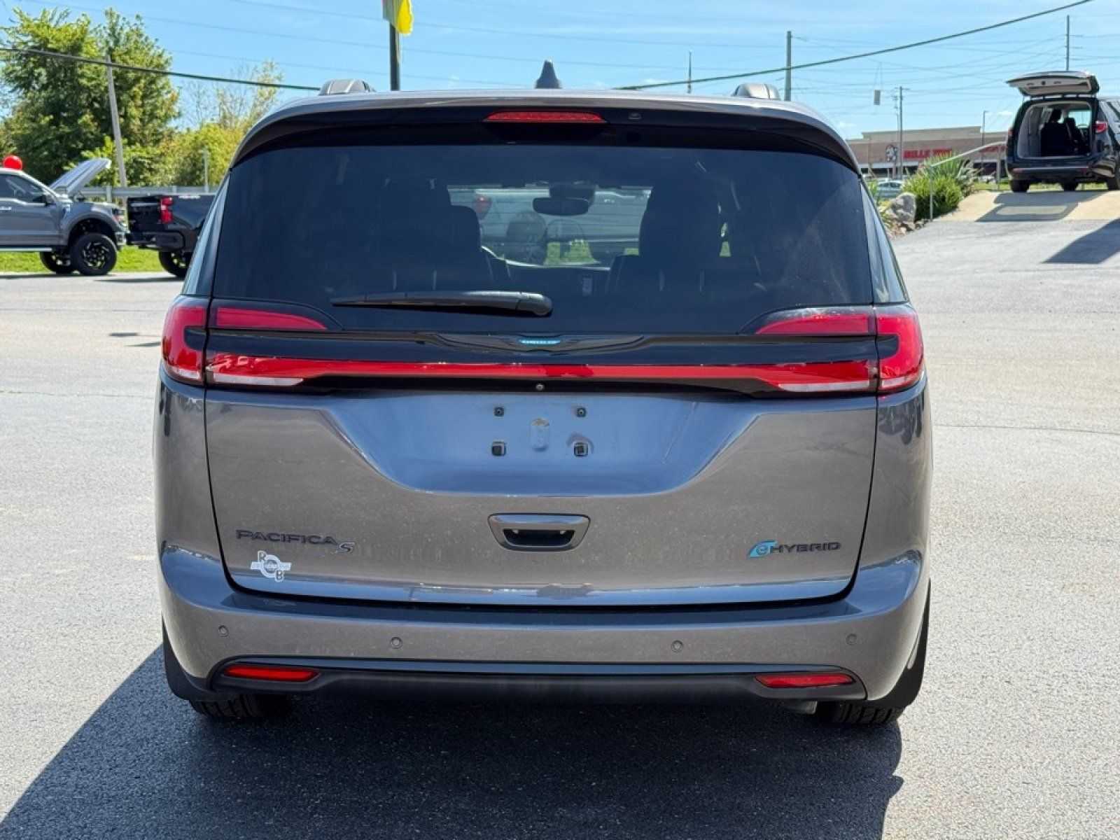 Used 2021 Chrysler Pacifica Limited w/ Uconnect Theater Family Group FWD image 7