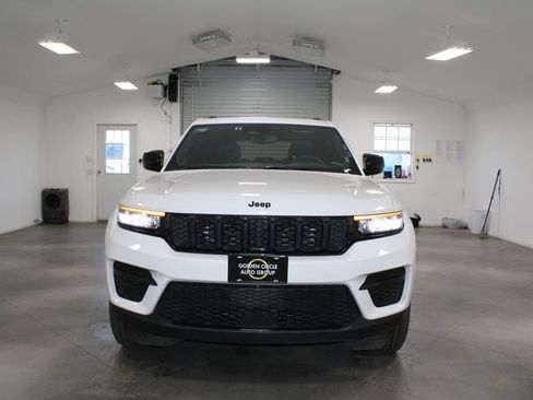 Used 2024 Jeep Grand Cherokee Altitude image 3