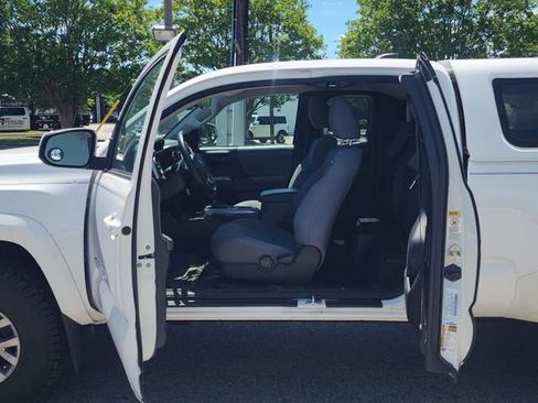 Certified 2016 Toyota Tacoma SR5 AWD/4WD image 11