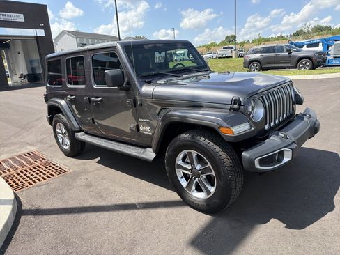 Used 2022 Jeep Wrangler Unlimited Sahara w/ LED Lighting Group AWD/4WD image 6