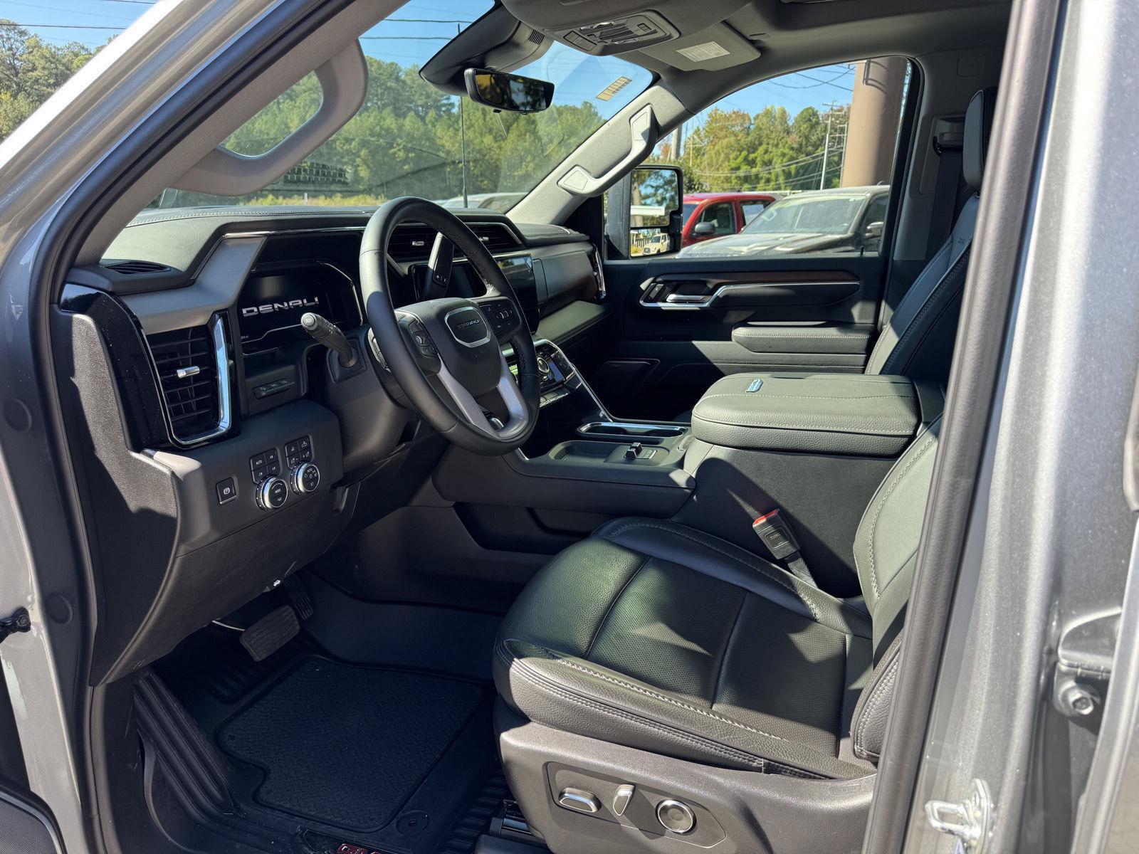 Used 2025 GMC Sierra 2500 Denali w/ Denali Reserve Package AWD/4WD image 2