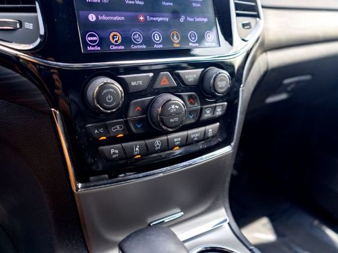 Used 2020 Jeep Grand Cherokee Altitude RWD image 18