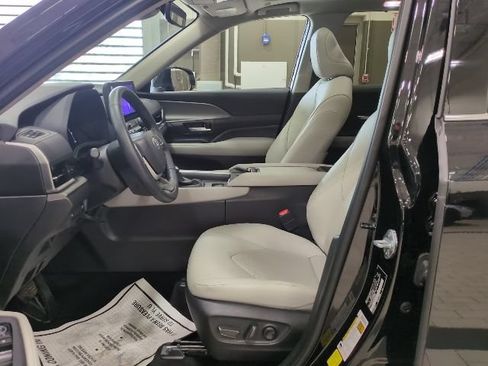Used 2025 Toyota Grand Highlander AWD Hybrid image 15