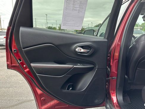 Used 2019 Jeep Cherokee Trailhawk AWD/4WD image 14