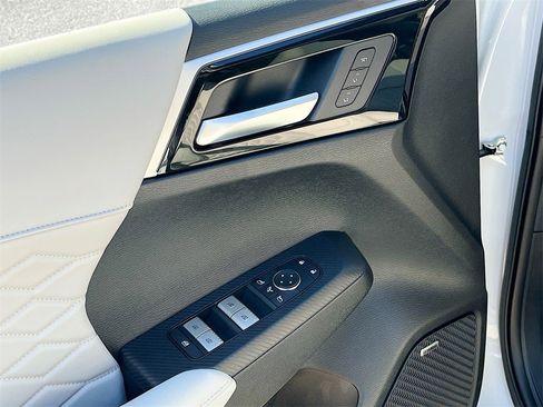 New 2025 Mitsubishi Outlander SEL image 17