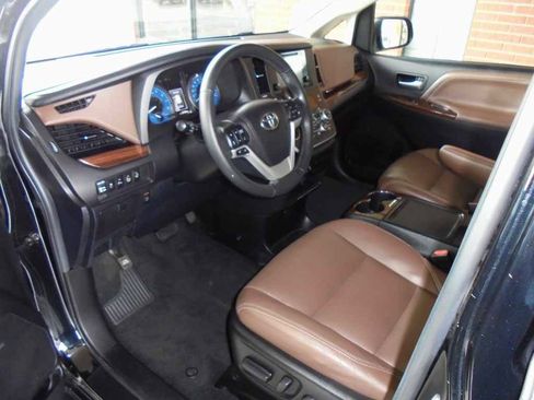 Used 2017 Toyota Sienna Limited w/ Outdoor Package AWD/4WD image 7
