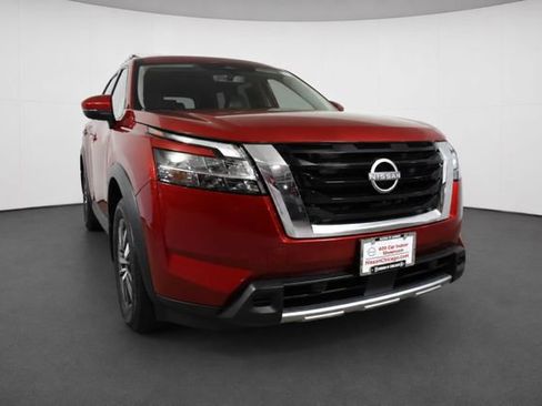 Used 2024 Nissan Pathfinder SL AWD/4WD image 3