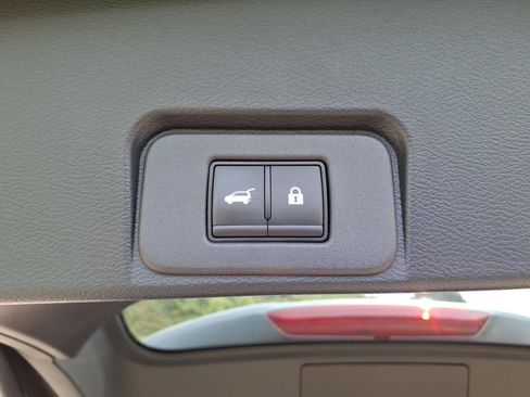 Used 2025 Nissan Rogue SV AWD/4WD image 15