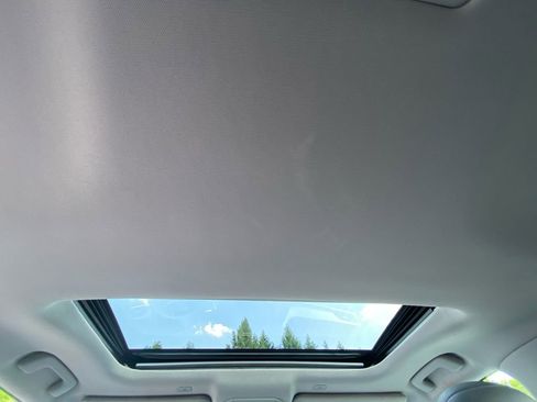 Used 2024 Toyota Highlander XLE AWD/4WD image 28