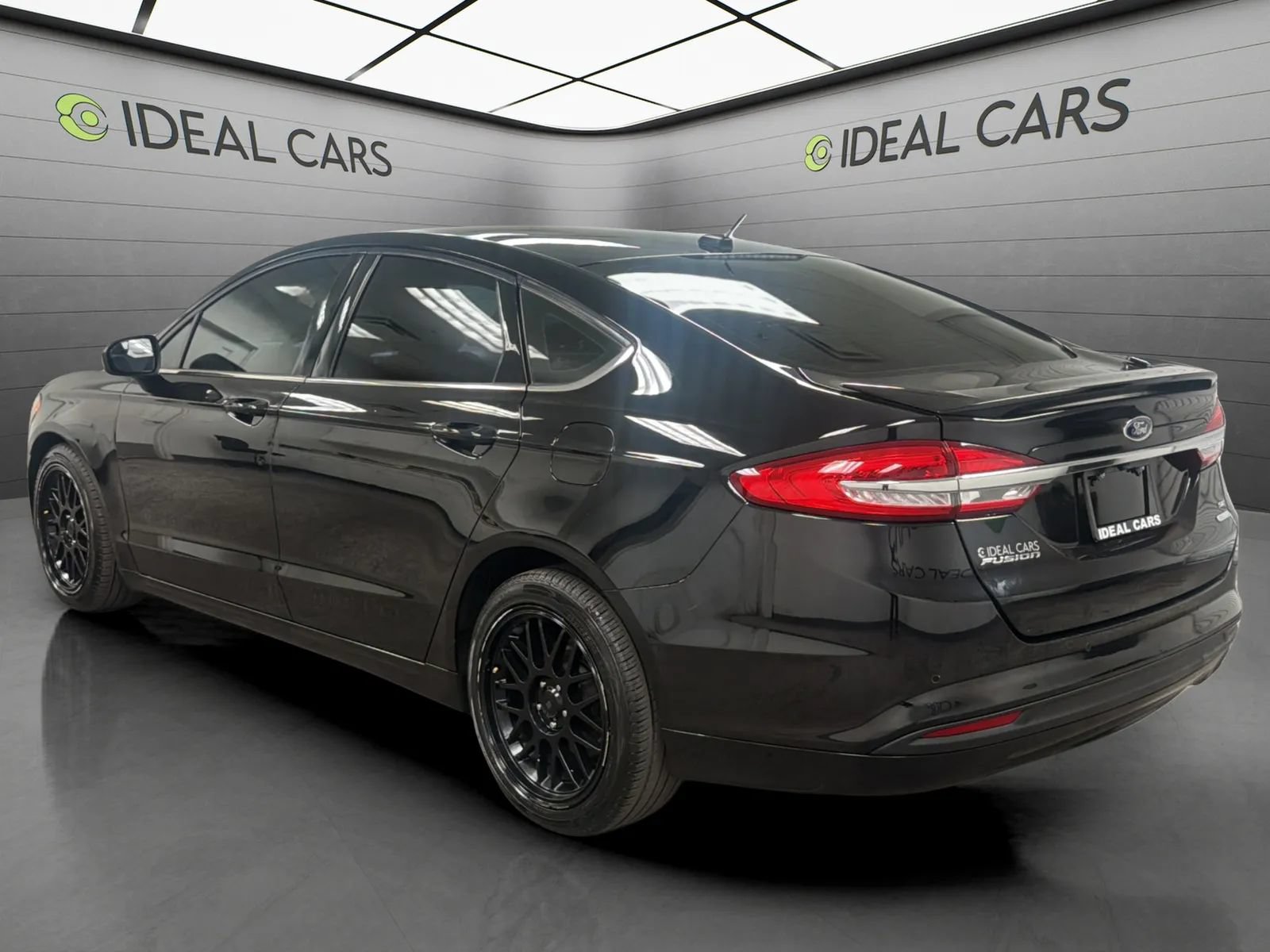 Used 2018 Ford Fusion SE w/ Equipment Group 201A FWD image 3