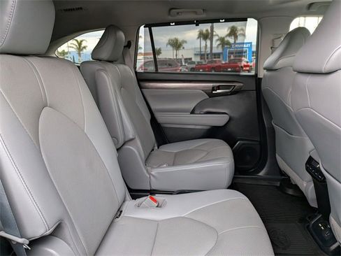 Used 2021 Toyota Highlander Limited image 22