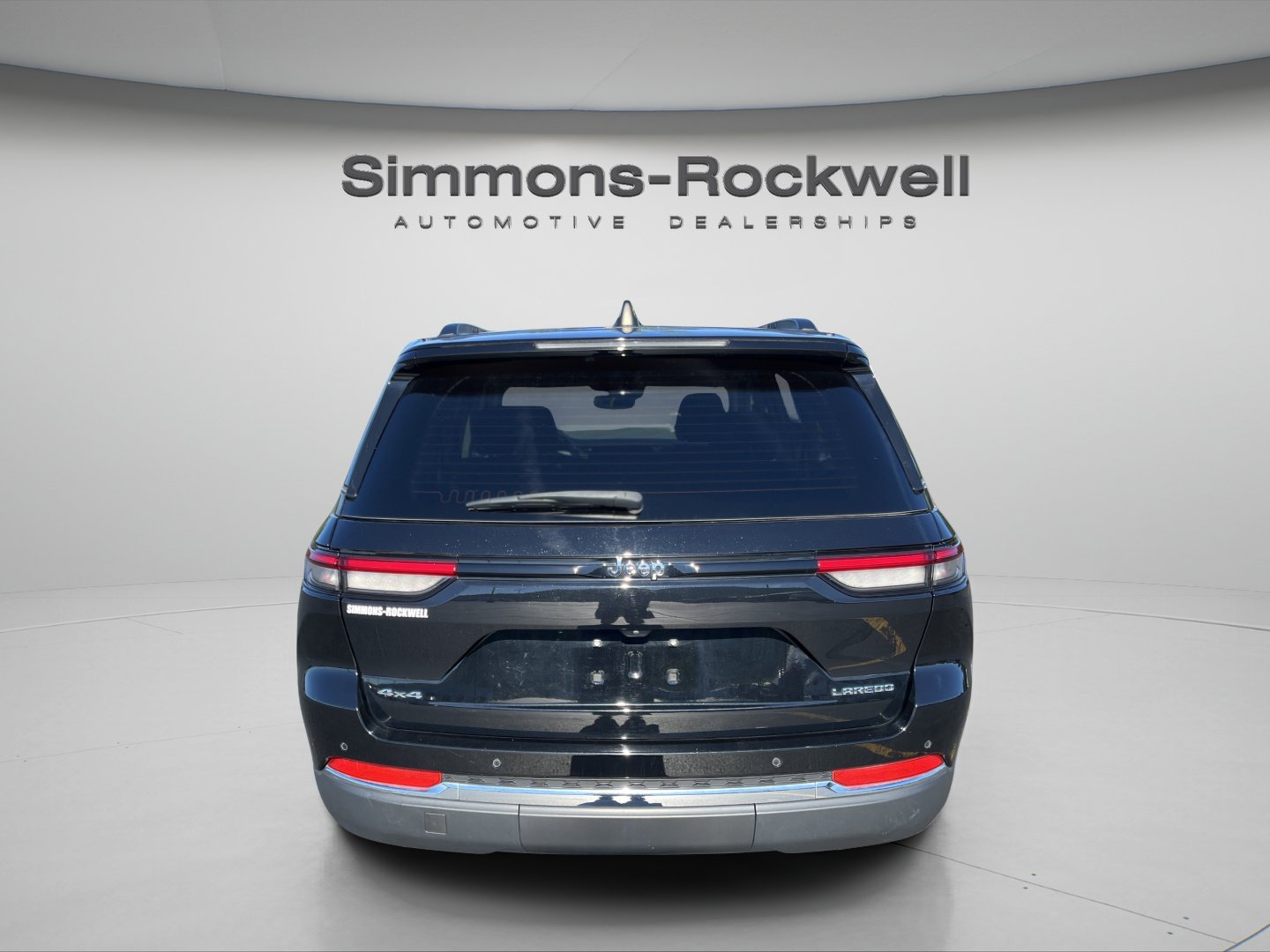Used 2023 Jeep Grand Cherokee Laredo X AWD/4WD image 4