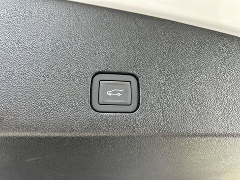 New 2025 Cadillac XT6 Luxury image 12