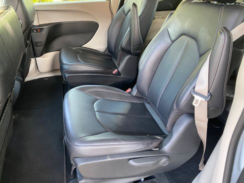 Used 2024 Chrysler Pacifica Limited FWD image 33