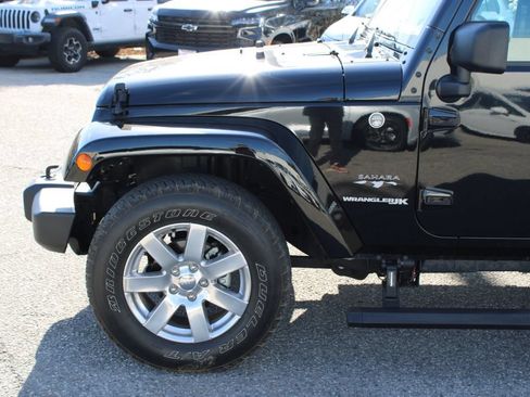 Used 2018 Jeep Wrangler Sahara w/ Connectivity Group AWD/4WD image 7