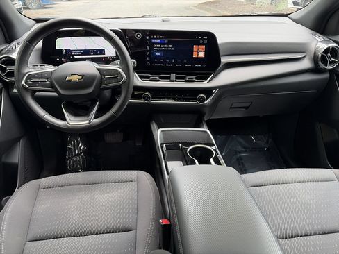 Used 2025 Chevrolet Equinox LT FWD image 2