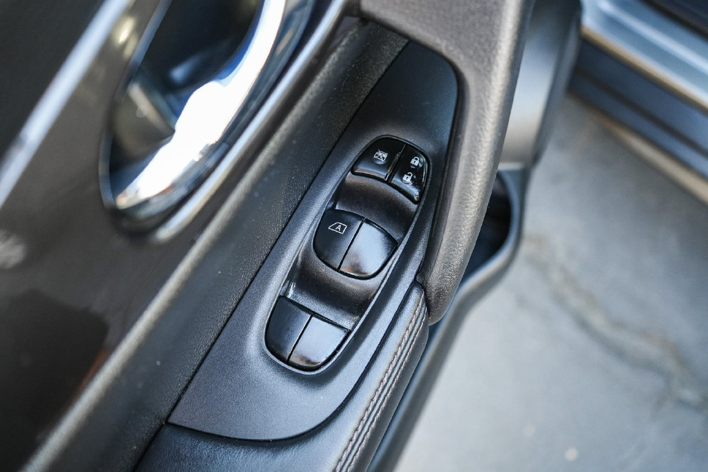 Used 2018 Nissan Rogue S FWD image 19