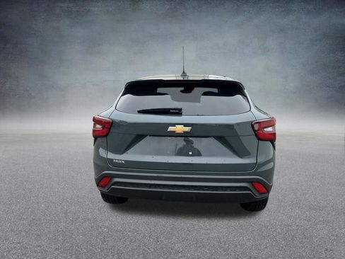 Used 2025 Chevrolet Trax LS w/ LS Convenience Package image 4