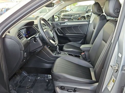 Used 2023 Volkswagen Tiguan SE w/ Panoramic Sunroof Package FWD image 17