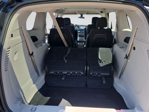 Used 2022 Chrysler Voyager LX FWD image 16