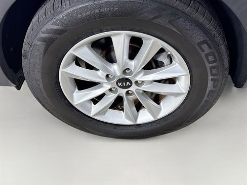 Used 2019 Kia Sorento LX image 35