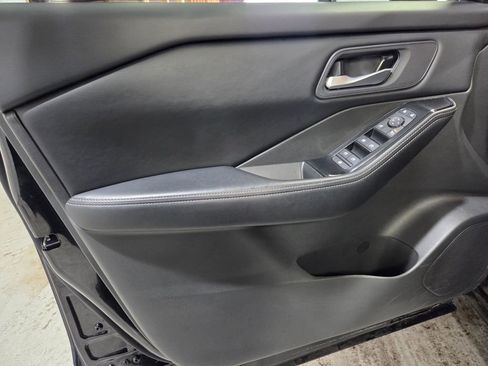 Used 2025 Nissan Rogue SV image 14