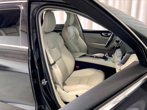 Used 2021 Volvo XC60 T5 Momentum w/ Protection Package Premier FWD image 16