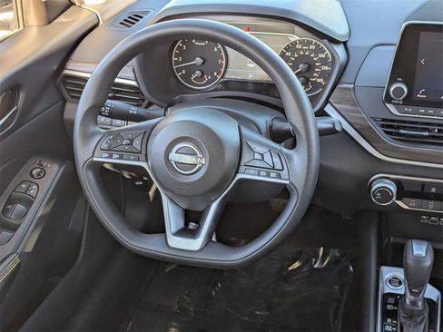 Used 2024 Nissan Altima 2.5 SV image 13