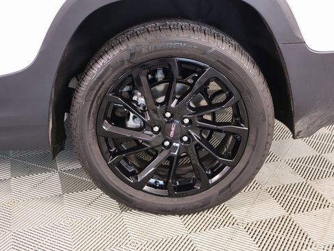 Used 2024 GMC Terrain SLE w/ Driver Convenience Package image 17