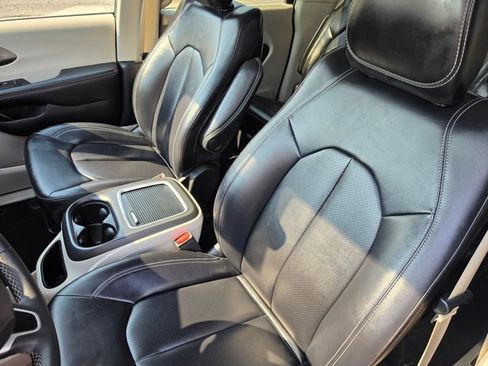 Used 2024 Chrysler Pacifica Touring-L FWD image 25