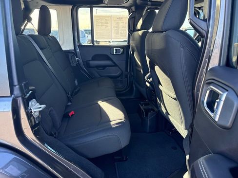 Used 2021 Jeep Wrangler Unlimited Sahara image 32