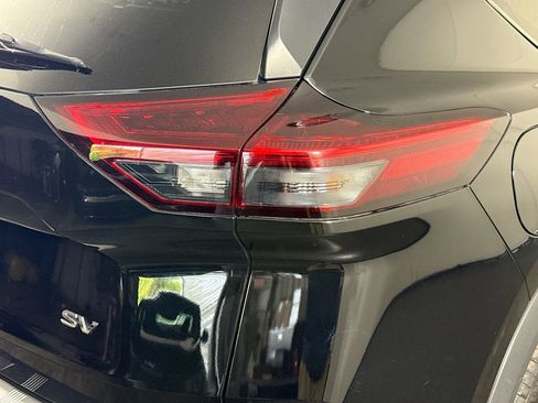 Used 2022 Nissan Rogue SV w/ SV Premium Package image 34