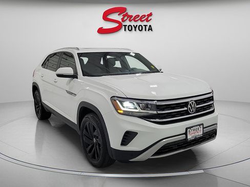 Used 2023 Volkswagen Atlas Cross Sport SE w/ Panoramic Sunroof Package FWD image 5