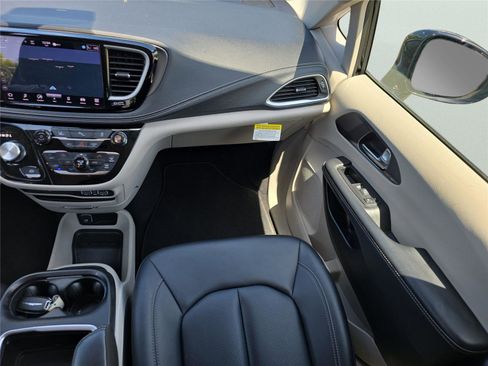 Used 2024 Chrysler Pacifica Select FWD image 40