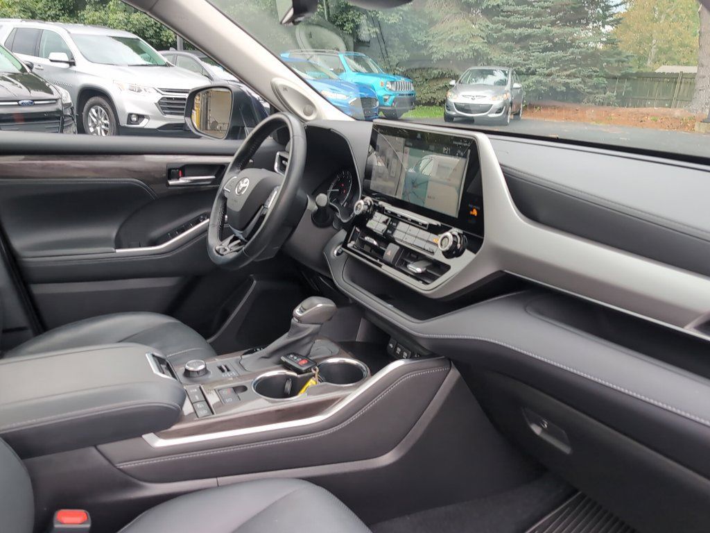 Used 2021 Toyota Highlander Platinum AWD/4WD image 11