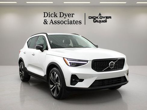 Certified 2025 Volvo XC40 B5 Ultra AWD/4WD image 1