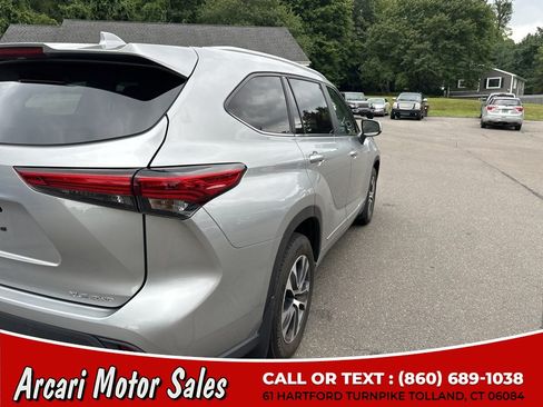 Used 2023 Toyota Highlander XLE AWD/4WD image 11